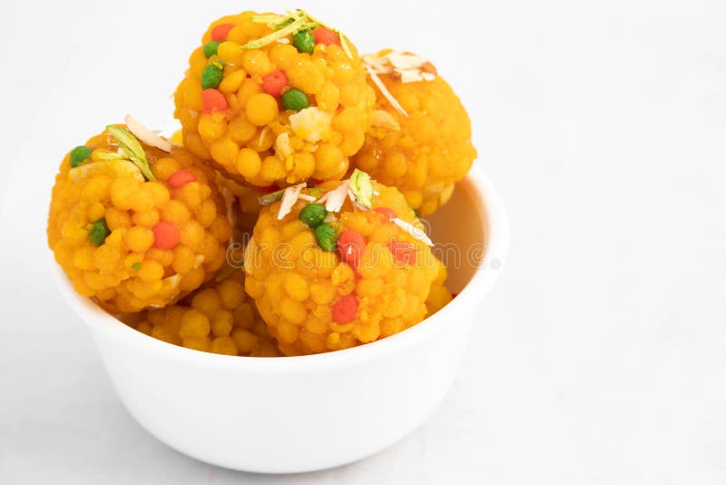 Indische mithai jodhpuri ladoo auch genannt boondi oder bundi ladoo aus gram mehl besan desi ghee in weiß bowlladdoo serviert lizenzfreie stockfotografie