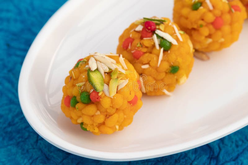 Indische mithai jodhpuri ladoo auch genannt boondi oder bundi ladoo aus gram mehl besan desi ghee in weiß trayladdoo serviert. Indische mithai jodhpuri ladoo auch genannt boondi oder bundi ladoo aus gram mehl besan desi ghee in weiß trayladdoo wird auf festivals wie holi poja diwali puja eid rakshabandhan und hochzeiten serviert