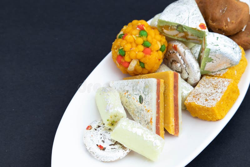 Indische mithai kaju gulkand kaju diamond kaju jalebi ladoo kaju pista roll laddu aus geriebenen cashees gemischt mit stockfotografie
