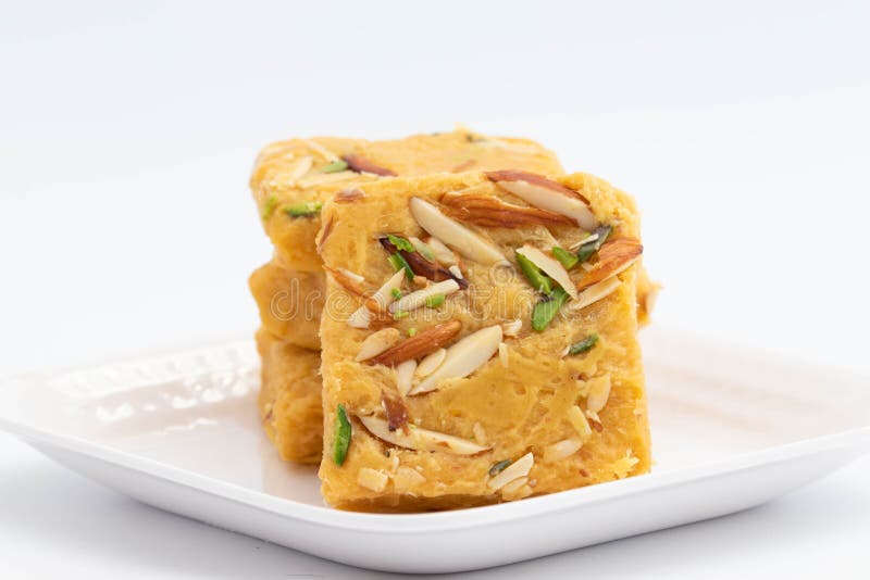 Indische mithai lachedar patisa mit verschiedenen Namen soan papdi san papdi sohan papdi sukhdi oder sonpapdi son roll ist aus gra stockfotografie