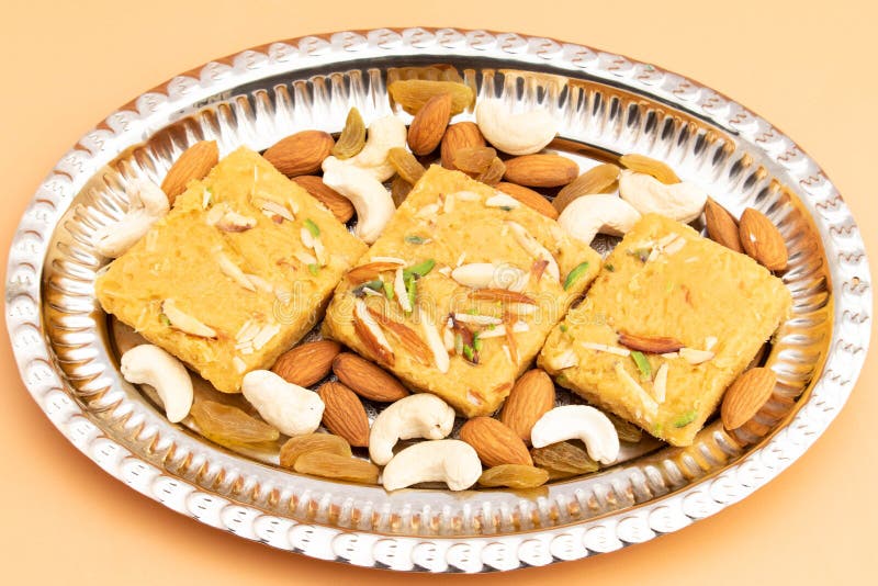 Indische mithai lachedar patisa mit verschiedenen Namen soan papdi san papdi sohan papdi sukhdi oder sonpapdi son roll ist aus gra stockfoto