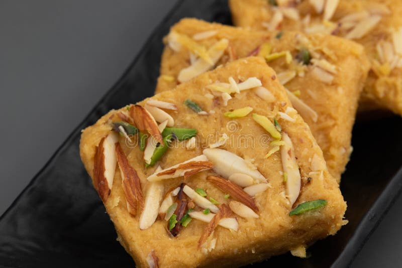Indische mithai lachedar patisa mit verschiedenen Namen soan papdi san papdi sohan papdi sukhdi oder sonpapdi son roll ist aus gra stockfotos