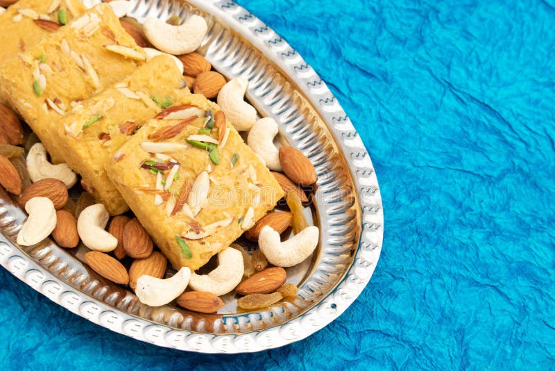 Indische mithai lachedar patisa mit verschiedenen Namen soan papdi san papdi sohan papdi sukhdi oder sonpapdi son roll ist aus gra stockfotografie