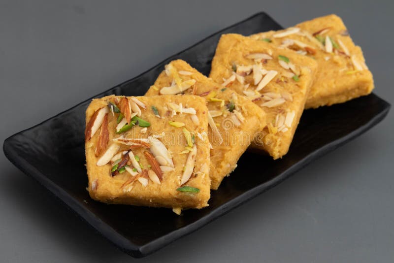 Indische mithai lachedar patisa mit verschiedenen Namen soan papdi san papdi sohan papdi sukhdi oder sonpapdi son roll ist aus gra stockbild