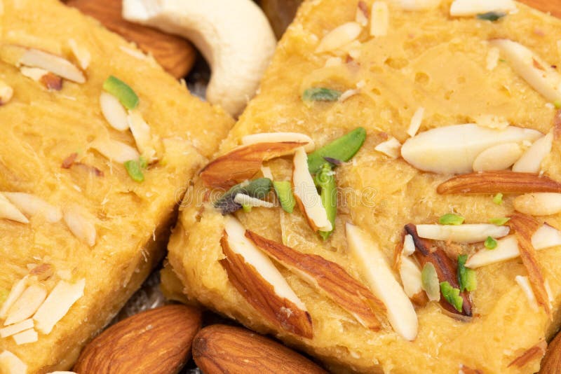 Indische mithai lachedar patisa mit verschiedenen Namen soan papdi san papdi sohan papdi sukhdi oder sonpapdi son roll ist aus gra stockbilder