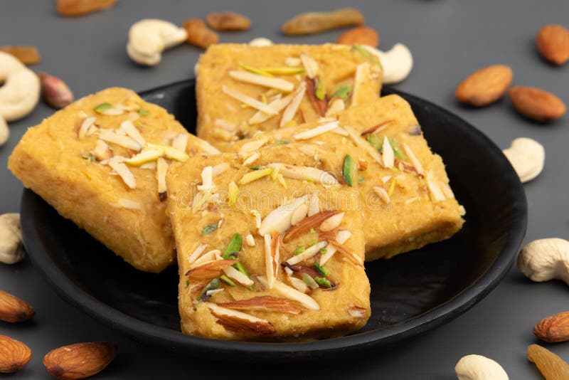 Indische mithai lachedar patisa mit verschiedenen Namen soan papdi san papdi sohan papdi sukhdi oder sonpapdi son roll ist aus gra stockbilder
