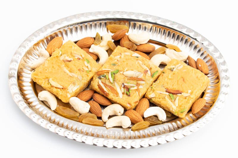 Indische mithai lachedar patisa mit verschiedenen Namen soan papdi san papdi sohan papdi sukhdi oder sonpapdi son roll ist aus gra stockfoto