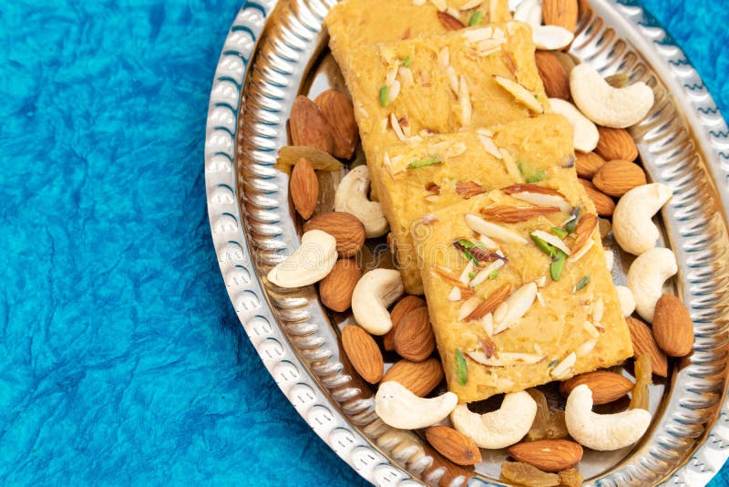 Indische mithai lachedar patisa mit verschiedenen Namen soan papdi san papdi sohan papdi sukhdi oder sonpapdi son roll ist aus gra stockfoto