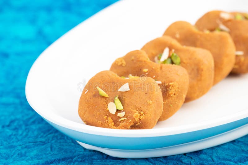 Indische mithai mathura peda oder meetha pera aus kondensierter Milch fudge khoya mawa kesar khoa pista mava malai in desi ghee is lizenzfreie stockfotografie