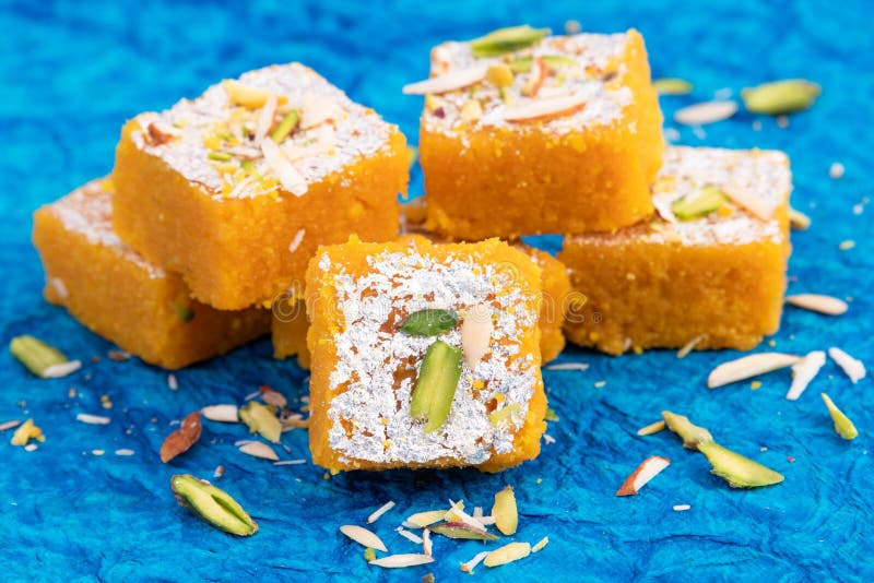 Indische mithai moong dal burfi oder meetha mung daal barfi barfee wird vor allem bei gelegenheiten wie holi diwali und eid in ind stockfotografie