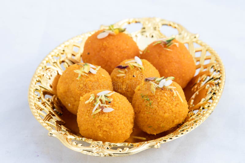 Indische mithai motichur laddu auch genannt motichoor ladoo aus bengal gram mehl besan in desi ghee. Meetha laddoo wird auf lizenzfreie stockfotografie