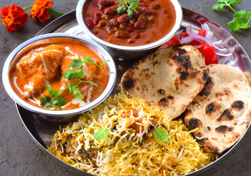 Indische niet vegetarische Maaltijd - Boterkip, rajma, biryani met roti en salade stock afbeeldingen Indische niet vegetarische Maaltijd - Boterkip, rajma, biryani met roti en salade stock afbeeldingen