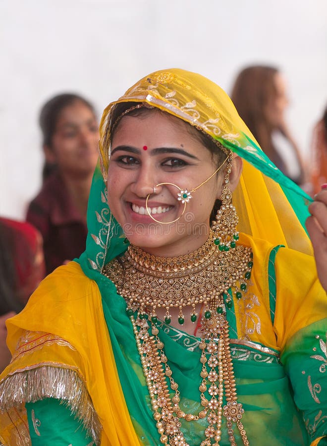 Indisches Rajasthani Schönes Mädchen In Der Nationalen Kleidung Wirft 