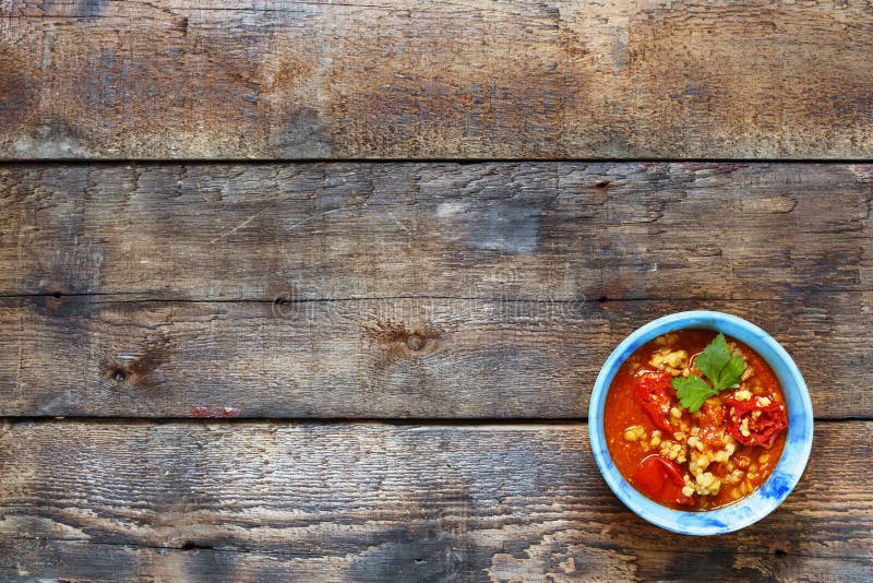 Indische schotel van gele linzen in een blauwe kom op een houten achtergrond Mung Daal, Sambar, dal kerrie op houten achtergrond royalty-vrije stock fotografie Indische schotel van gele linzen in een blauwe kom op een houten achtergrond Mung Daal, Sambar, dal kerrie op houten achtergrond royalty-vrije stock fotografie