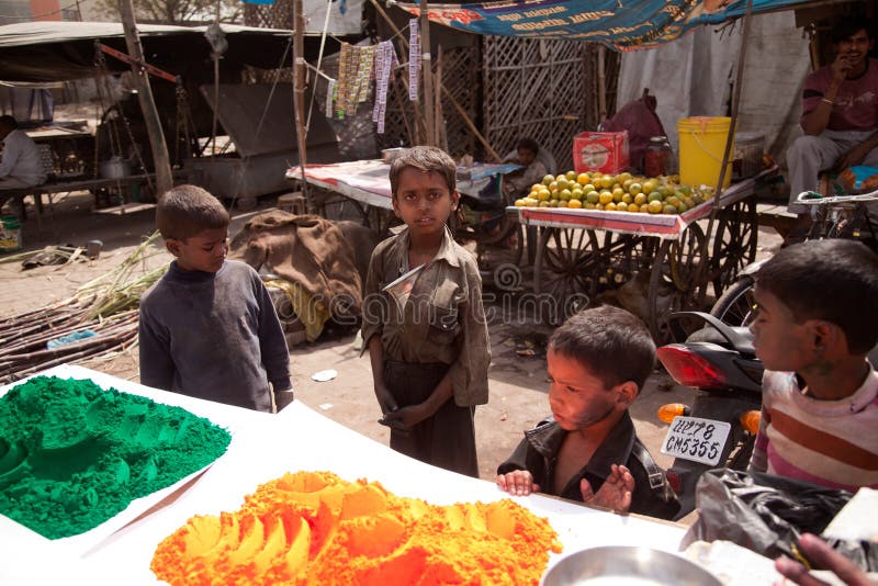 Indische slechte kinderen en de volledige kleuren van de Kleur van holi royalty-vrije stock afbeelding Indische slechte kinderen en de volledige kleuren van de Kleur van holi royalty-vrije stock afbeelding