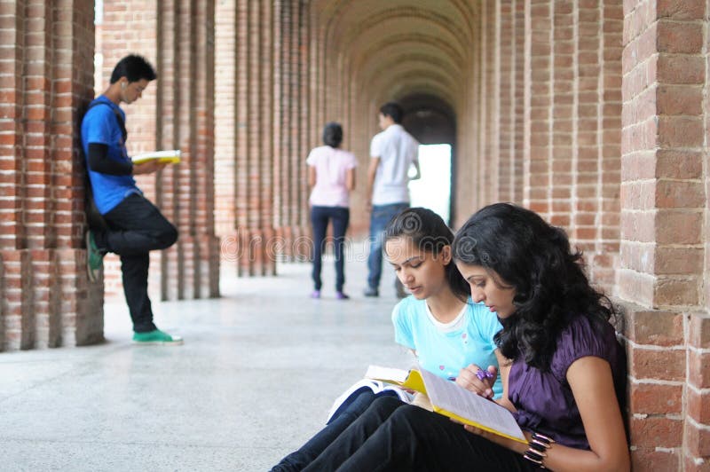 Indische studenten die voor onderzoek voorbereidingen treffen.