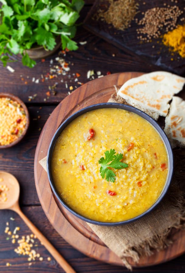 Indische Suppe Der Roten Linse Mit Flachem Brot Masoor Dal Stockfoto ...