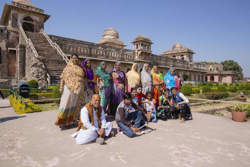 Kinder von Mandu in Indien redaktionelles stockfoto. Bild von lächeln