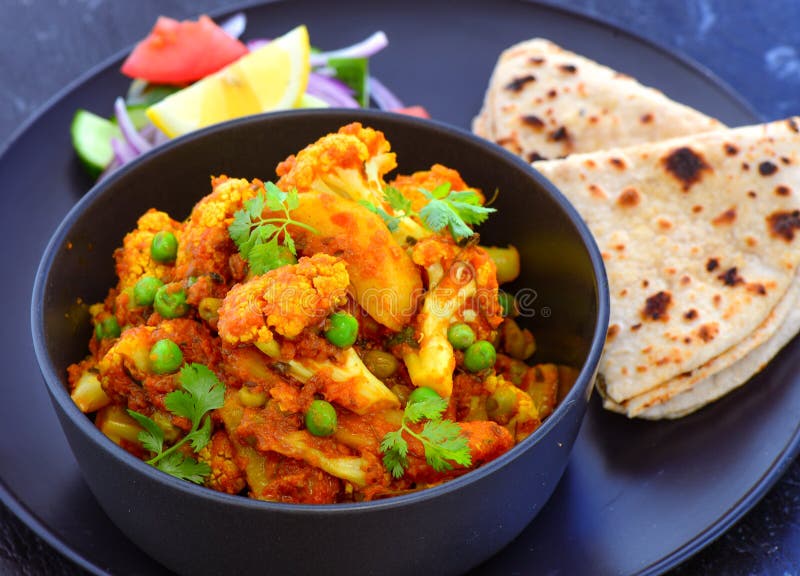 Indische vegetarische maaltijd-bloemkool Kerrie met roti royalty-vrije stock foto Indische vegetarische maaltijd-bloemkool Kerrie met roti royalty-vrije stock foto