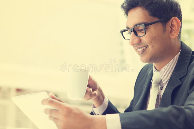 Indiase zakenman die een tablet gebruikt royalty-vrije stock afbeelding