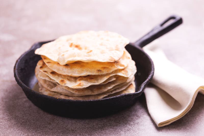 Indischer Flatbreadchapati, Frühlingszwiebel Farbanstiegstendenz stockfotos Indischer Flatbreadchapati, Frühlingszwiebel Farbanstiegstendenz stockfotos