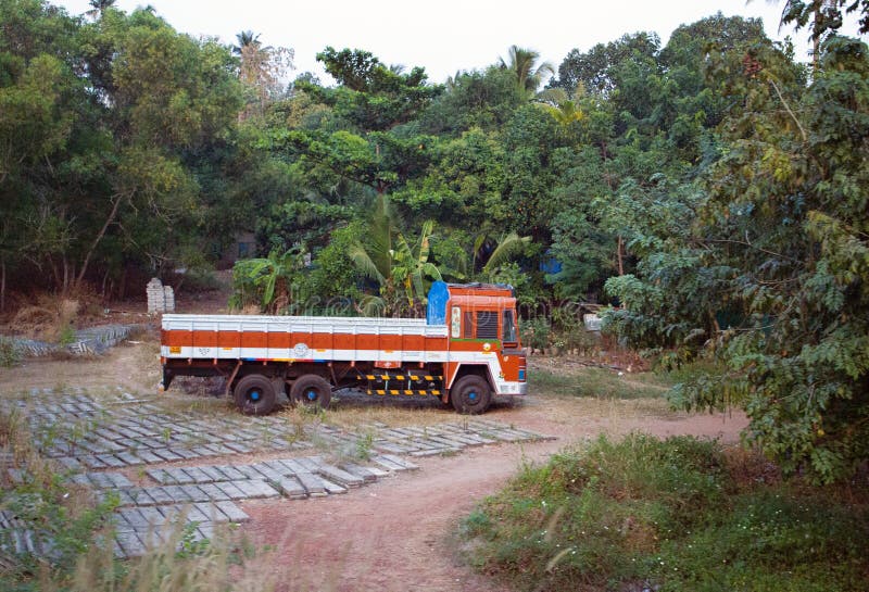 Indischer LKW im Bereich um Haus stockbilder Indischer LKW im Bereich um Haus stockbilder