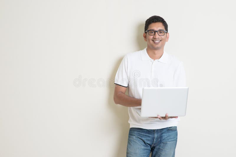 Indischer Mann, der Computer verwendet stockfoto