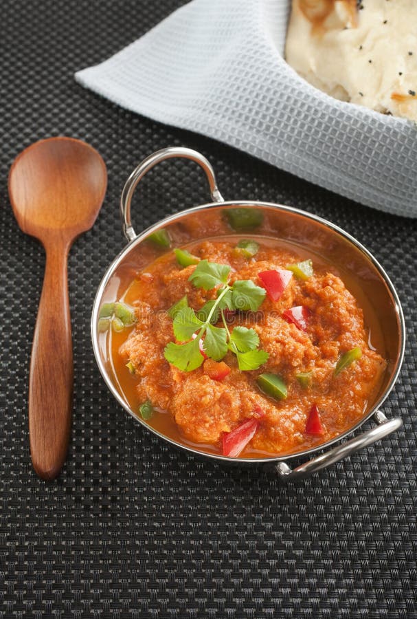 Huhn Jalfrezi Curry Und Gelber Reis Pillau Stockbild - Bild von indisch ...