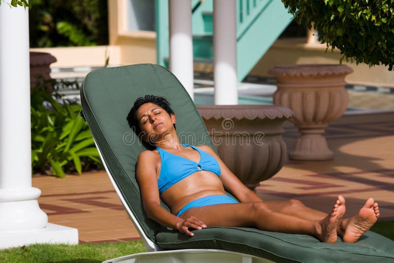 Indisches ein Sonnenbad nehmendes Mädchen lizenzfreie stockfotografie Indisches ein Sonnenbad nehmendes Mädchen lizenzfreie stockfotografie
