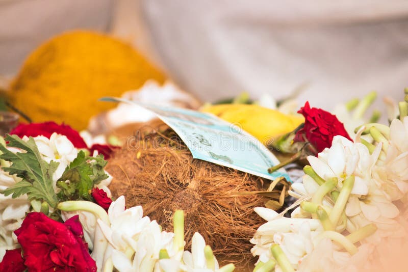 Indisches Geld Angebotpooja lizenzfreie stockfotografie Indisches Geld Angebotpooja lizenzfreie stockfotografie