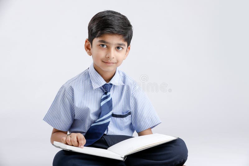 Indisk/asiatisk skolapojke med boken och att studera för anmärkning fotografering för bildbyråer Indisk/asiatisk skolapojke med boken och att studera för anmärkning fotografering för bildbyråer