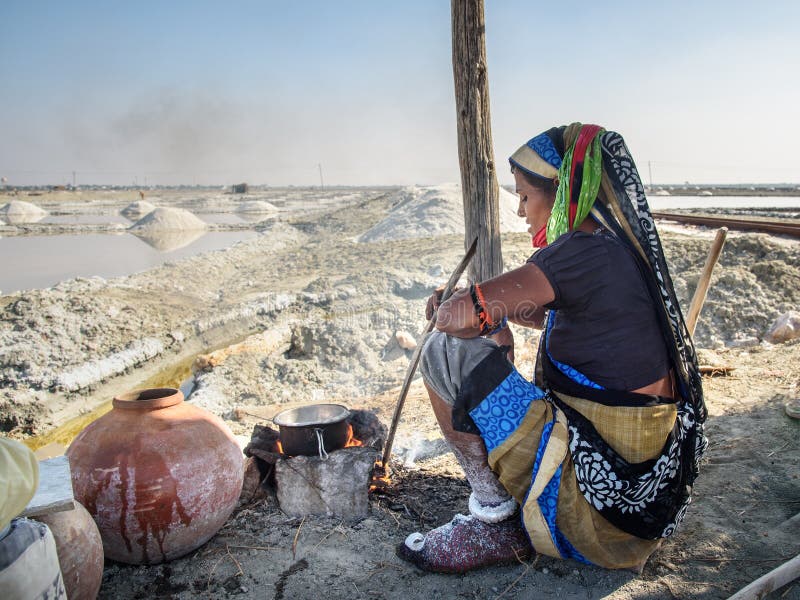 Indisk kvinna som gör te på brand på Sambhar Salt Lake india royaltyfria foton Indisk kvinna som gör te på brand på Sambhar Salt Lake india royaltyfria foton
