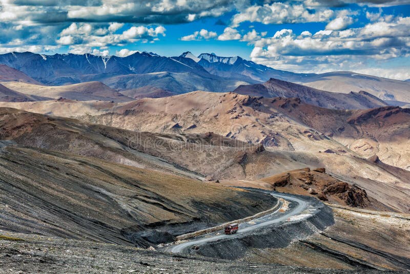 Indisk lastbillastbil på vägen i Himalayasberg fotografering för bildbyråer Indisk lastbillastbil på vägen i Himalayasberg fotografering för bildbyråer