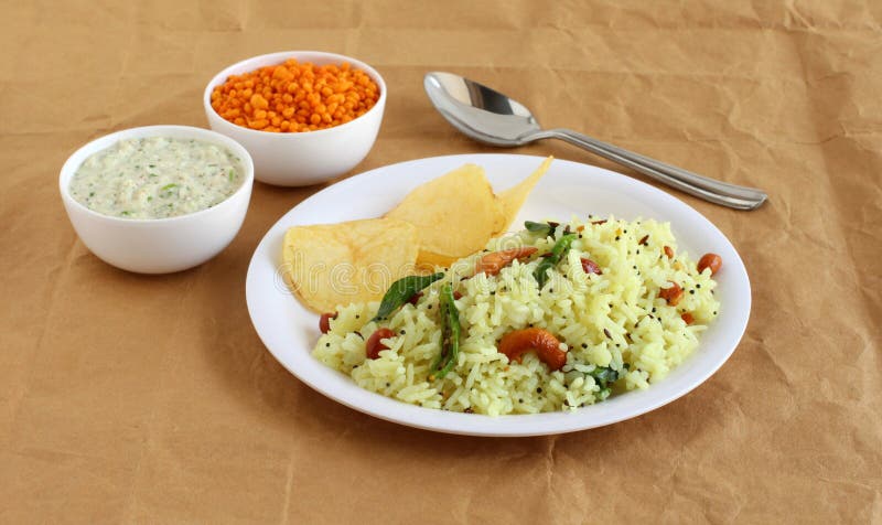 Indisk vegetarisk frukost för citronris med kokosnötchutney som en sidomaträtt royaltyfri foto Indisk vegetarisk frukost för citronris med kokosnötchutney som en sidomaträtt royaltyfri foto