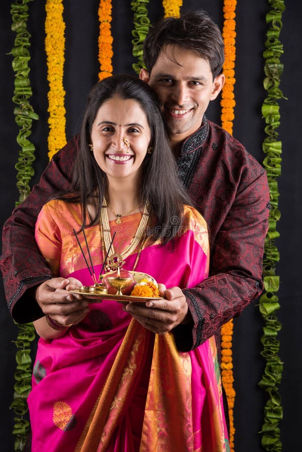 Indiska par med puja-/poojathali royaltyfri fotografi Indiska par med puja-/poojathali royaltyfri fotografi