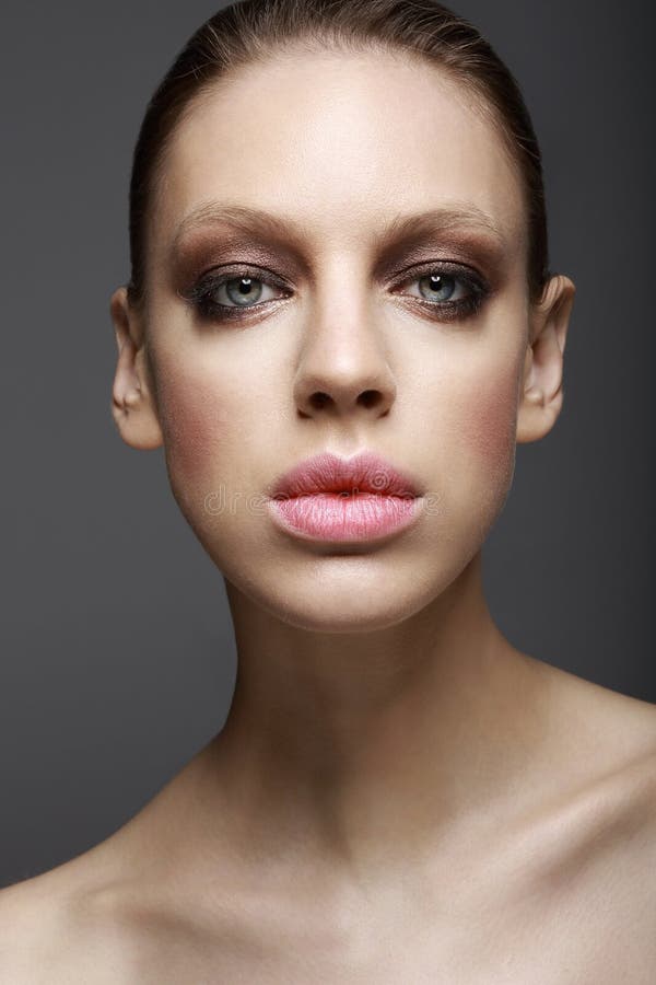 Individualisme & Exquisiteness. Portret van Authentieke Spectaculaire Vrouw stock afbeelding Individualisme & Exquisiteness. Portret van Authentieke Spectaculaire Vrouw stock afbeelding