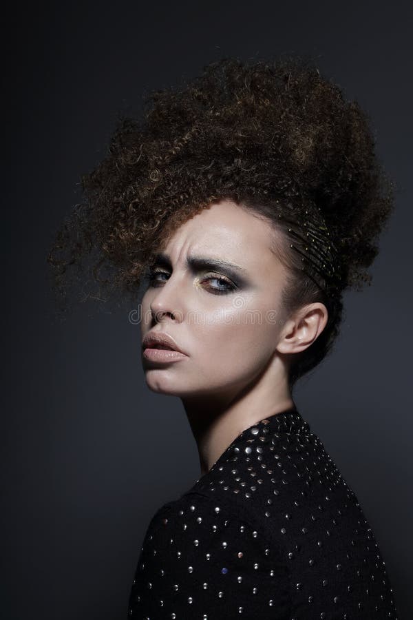 individualità Castana affascinante con capelli ricci immagini stock libere da diritti individualità Castana affascinante con capelli ricci immagini stock libere da diritti