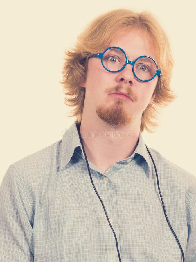 Individuo adulto joven de mirada divertido imágenes de archivo libres de regalías Individuo adulto joven de mirada divertido imágenes de archivo libres de regalías