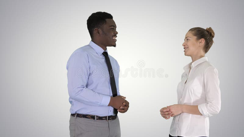 Individuo afroamericano y muchacha que hablan de negocio en fondo de la pendiente fotografía de archivo Individuo afroamericano y muchacha que hablan de negocio en fondo de la pendiente fotografía de archivo