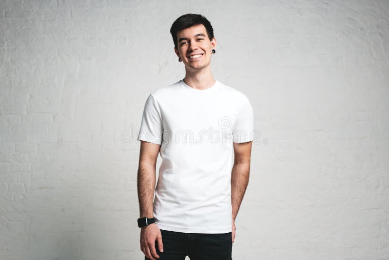 Individuo de moda sonriente que lleva la camiseta blanca en blanco, studi horizontal