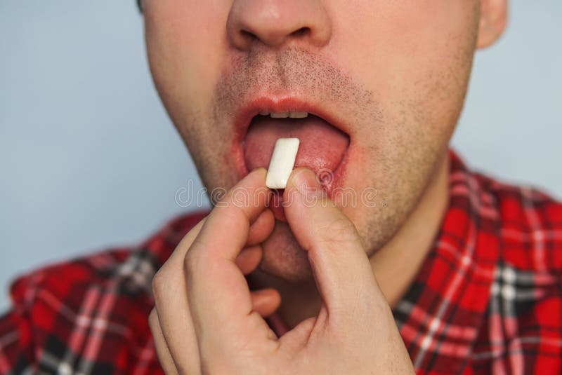 Individuo divertido joven con el chicle imagen de archivo libre de regalías Individuo divertido joven con el chicle imagen de archivo libre de regalías