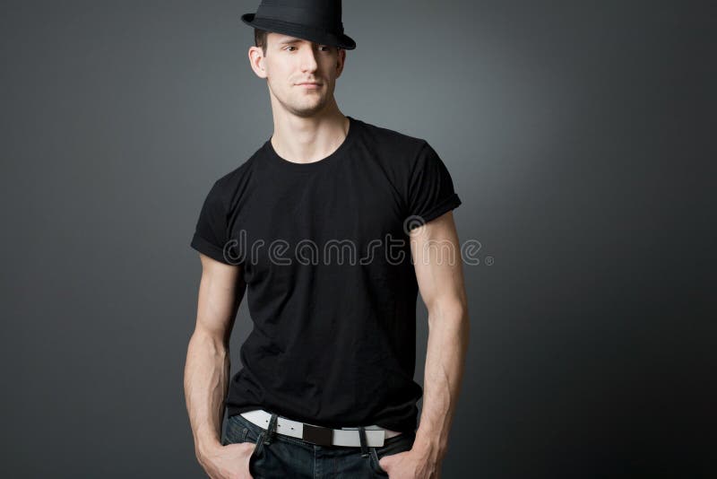 Individuo hermoso joven en camiseta negra. imágenes de archivo libres de regalías