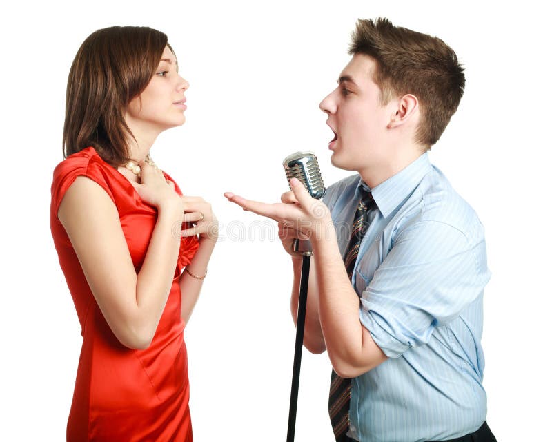 Поет мужчина про девушку. Мужчина и женщина поют. Парень и девушка поют. Человек поет. Пара с микрофоном.