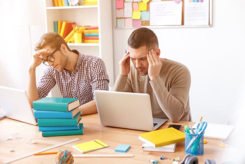 Individuos jovenes que estudian para los exámenes en casa foto de archivo Individuos jovenes que estudian para los exámenes en casa foto de archivo