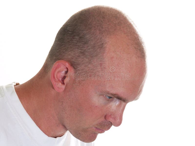 Indivíduo calvo que olha para baixo foto de stock Indivíduo calvo que olha para baixo foto de stock