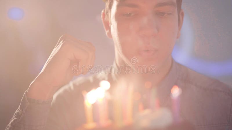 Indivíduo considerável do retrato que funde as velas no bolo O homem só tem a festa de anos Conceito da celebra??o