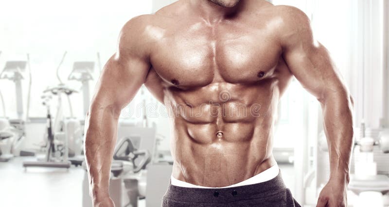 Indivíduo muscular do halterofilista que está no gym fotos de stock Indivíduo muscular do halterofilista que está no gym fotos de stock