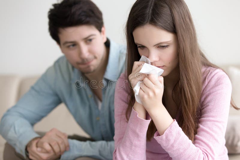Indivíduo que consola a mulher de grito, noivo que apoia o girlfrie virado foto de stock royalty free Indivíduo que consola a mulher de grito, noivo que apoia o girlfrie virado foto de stock royalty free