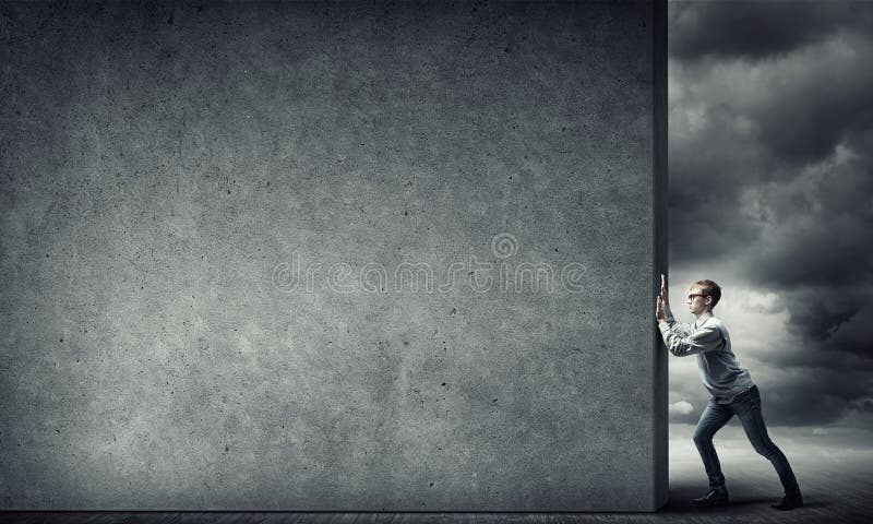 Indivíduo que empurra a bandeira do cimento foto de stock Indivíduo que empurra a bandeira do cimento foto de stock
