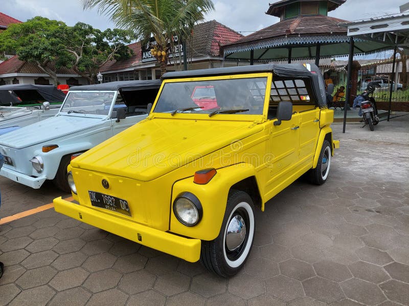 yellow safari car